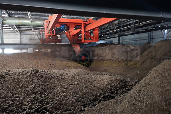  畜禽糞便發酵有機肥翻堆機，養殖場和有機肥料廠家的理想選擇