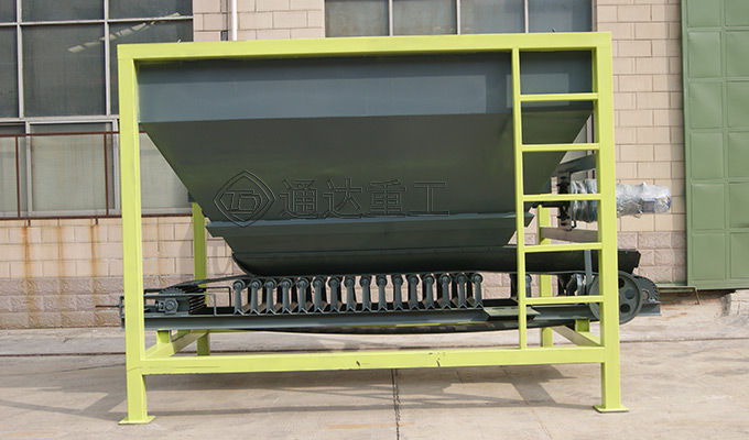 有機(jī)肥生產(chǎn)線配套設(shè)備鏟車喂料機(jī)