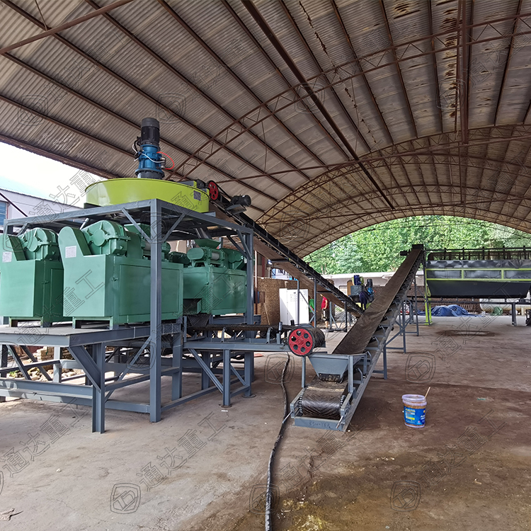 復合肥生產設備是一種以雞、豬、牛、羊類糞便、城市污泥等為主要原料，添加一定量氮肥、磷肥、鉀肥、硫酸鎂、硫酸亞鐵等物質，以